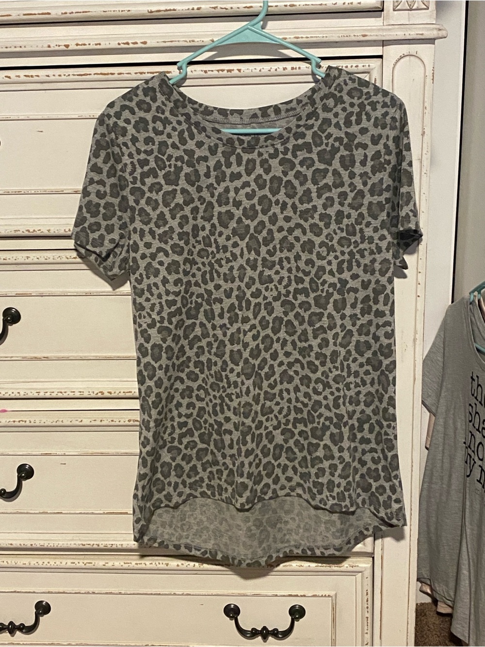 Zoe + Liv Gray Leopard Print Short Sleeve Tee